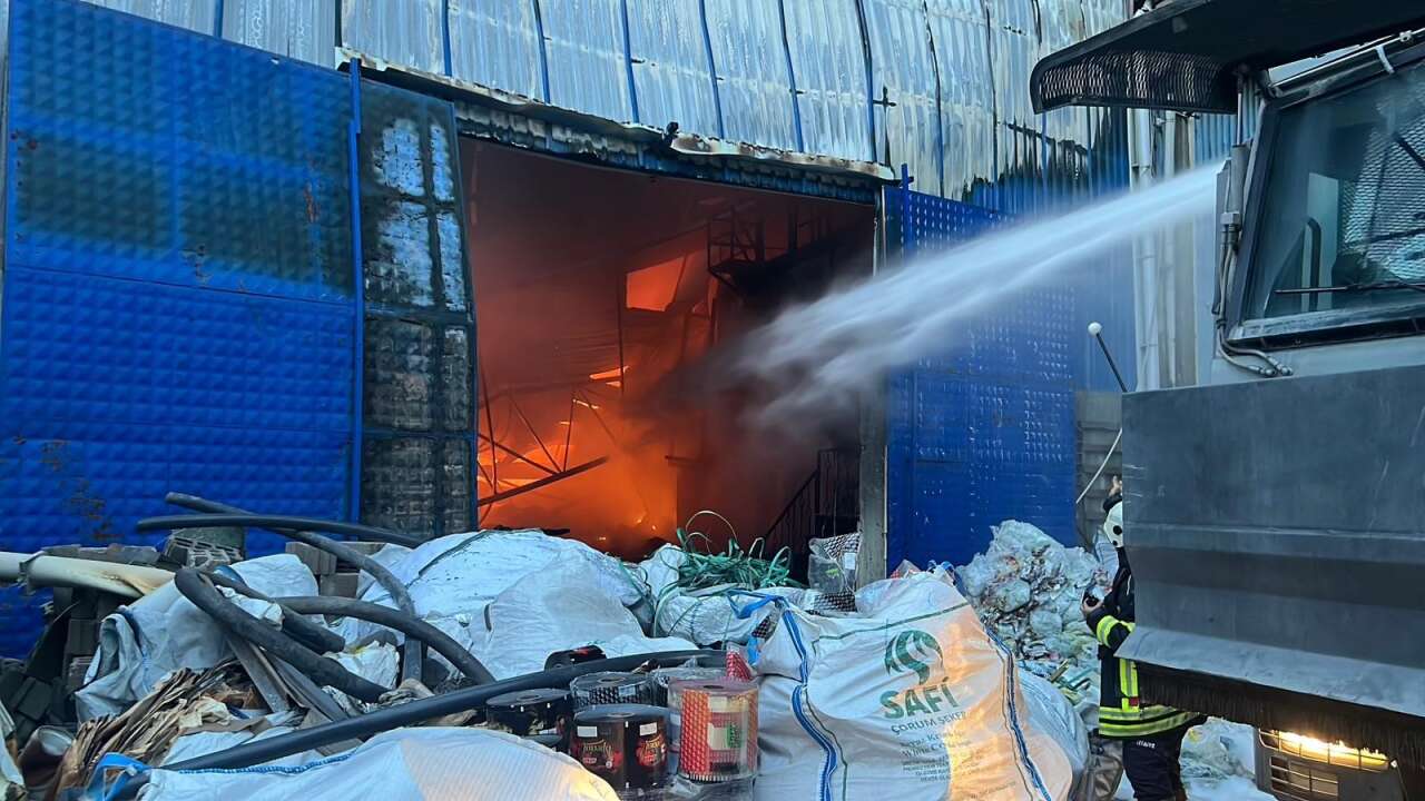 Geri dönüşüm fabrikasında yangın! Çok sayıda ekip sevk edildi 5